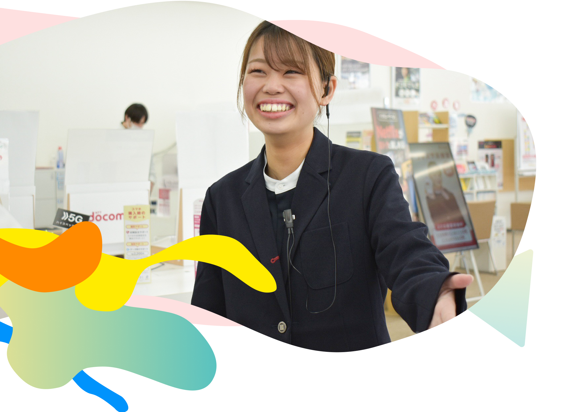 お客様をご案内する女性スタッフ