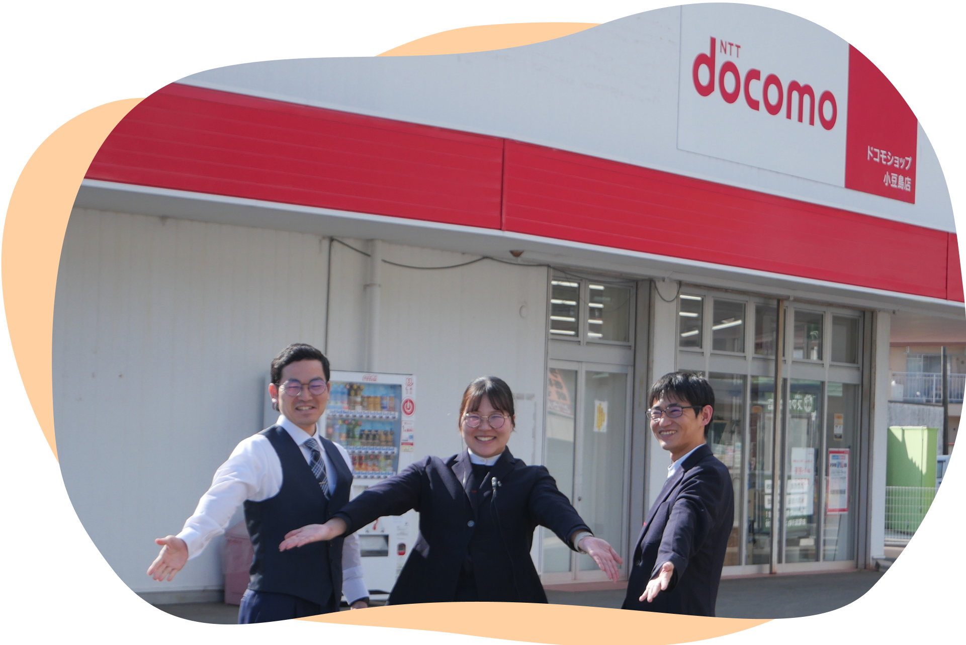 歓迎のポーズをとるスタッフ