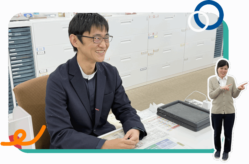 お客様と笑顔で話している男性スタッフ