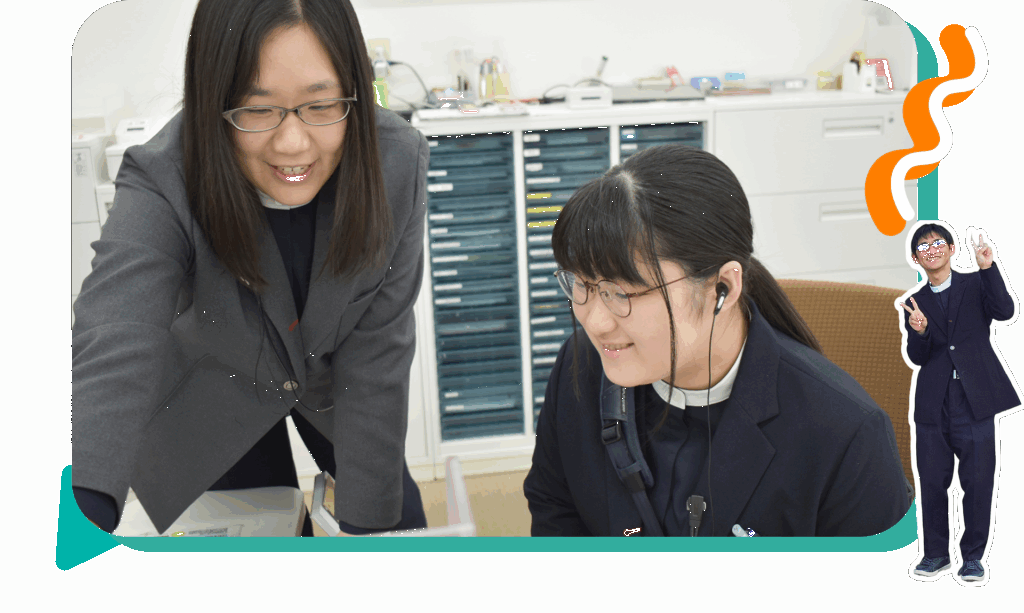 新人スタッフに優しく教える先輩スタッフ