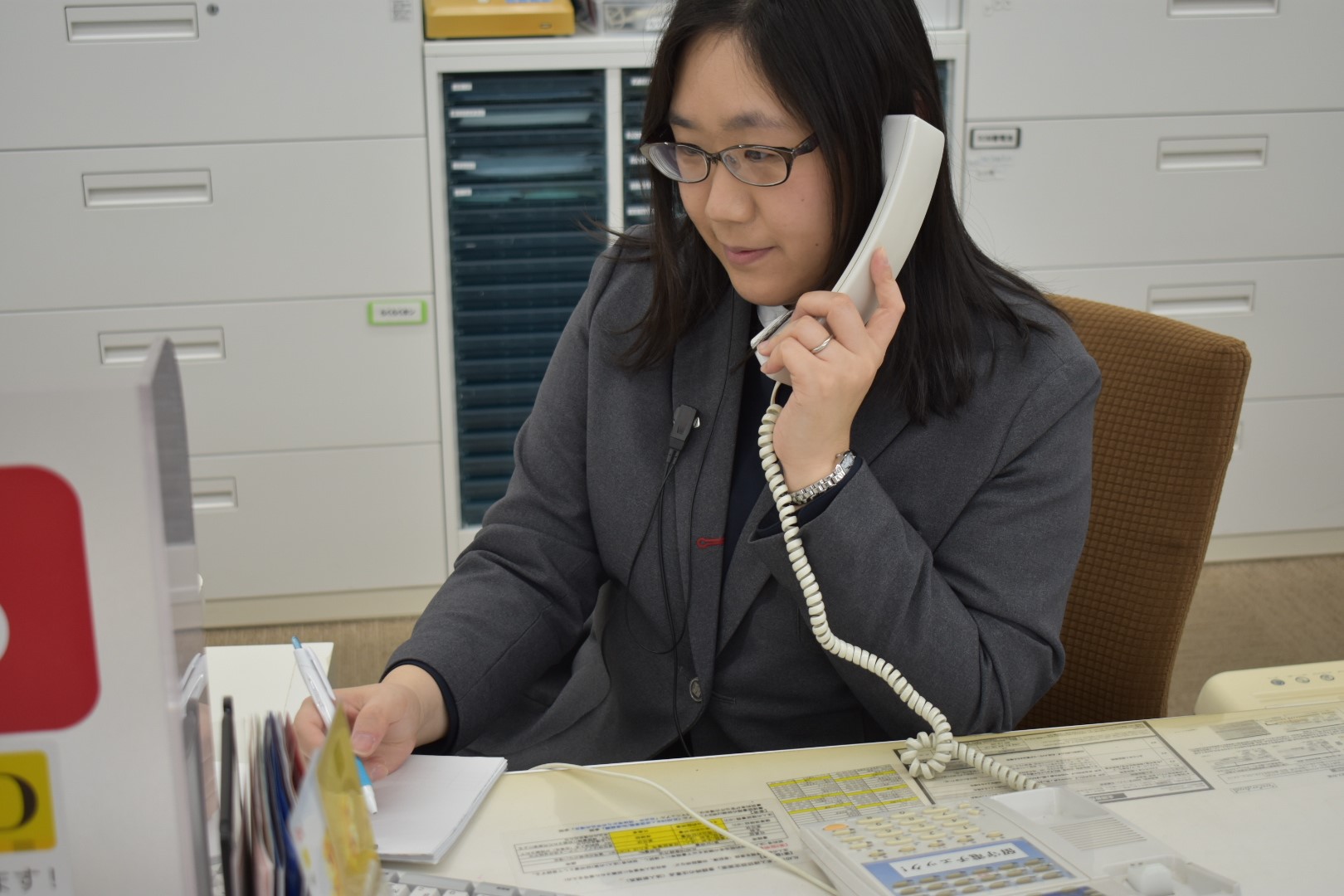 電話応対中の女性スタッフ