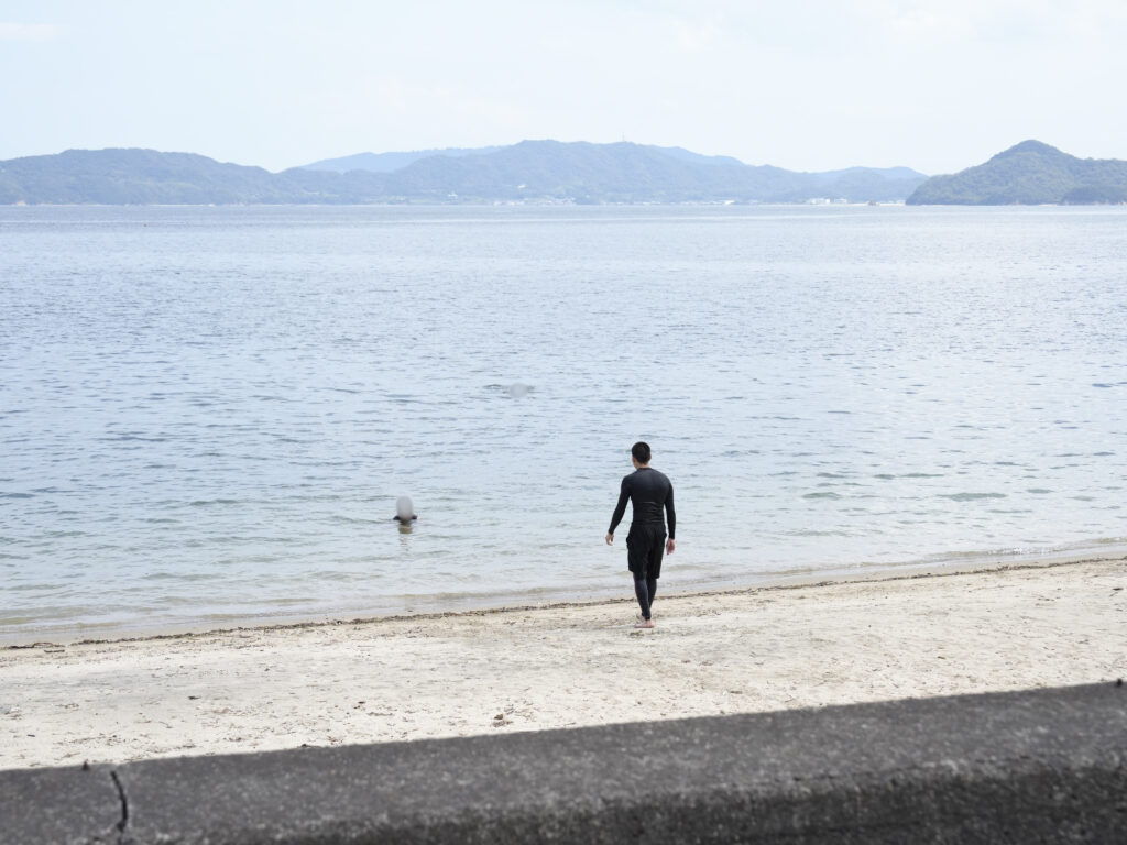 海で泳いでます