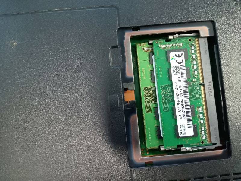 メモリ4GBのものを2スロット目に挿入