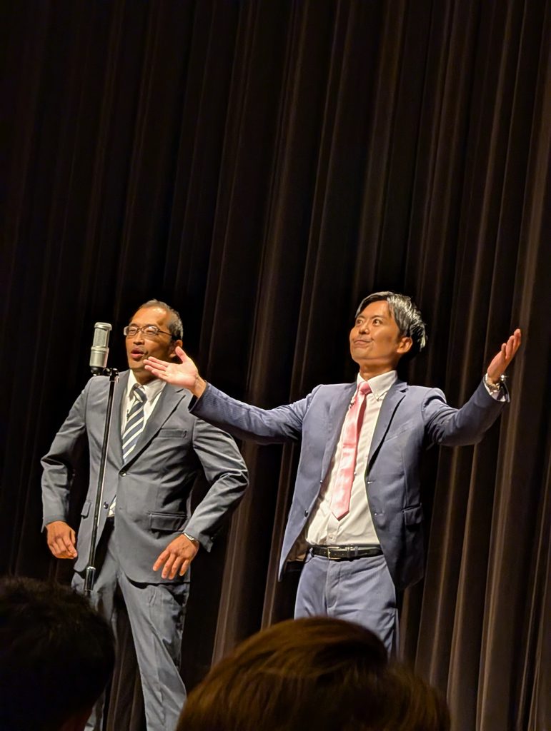 七万色ボールペンによる漫才の様子