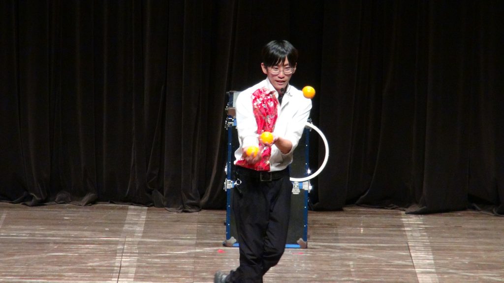 大道芸人大気によるパフォーマンスの様子